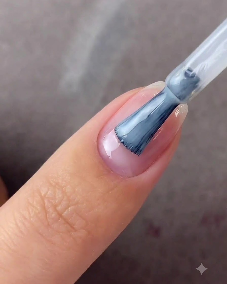 Ein Fingernagel unter einer blauen UV- und LED-Aushärtungslampe.
