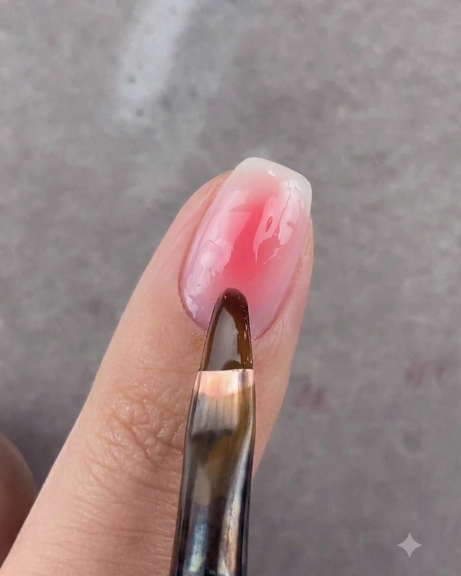Ein Finger in einer blauen UV- oder LED-Nagelhärtungslampe.