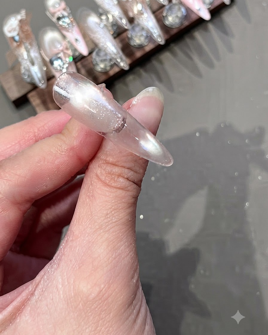 Ein Reinigungstuch wird verwendet, um die Oberfläche eines ausgehärteten Nagels auf einem Präsentationsständer abzuwischen.