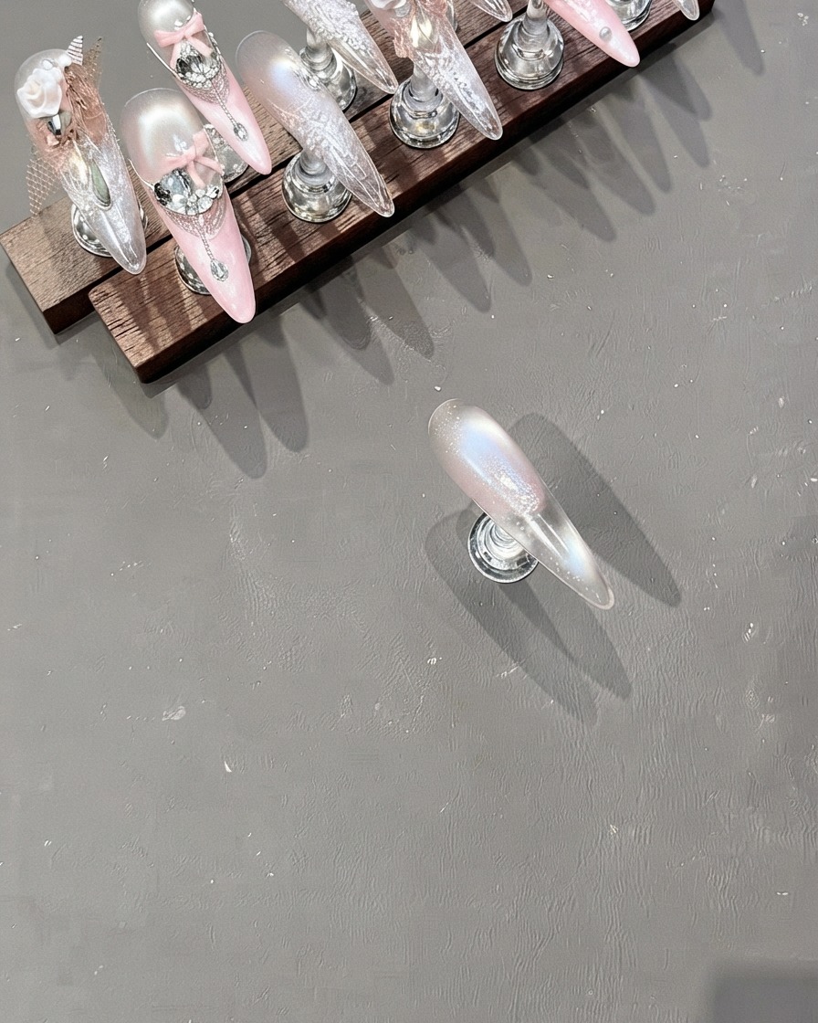 Ein klarer Jelly-Stamper nimmt ein detailliertes weißes Muster von einer gravierten Metallplatte auf.