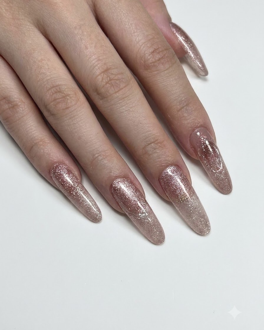 Eine Hand wird unter einer Nagelhärtungslampe positioniert, wobei der Ringfinger beleuchtet wird.