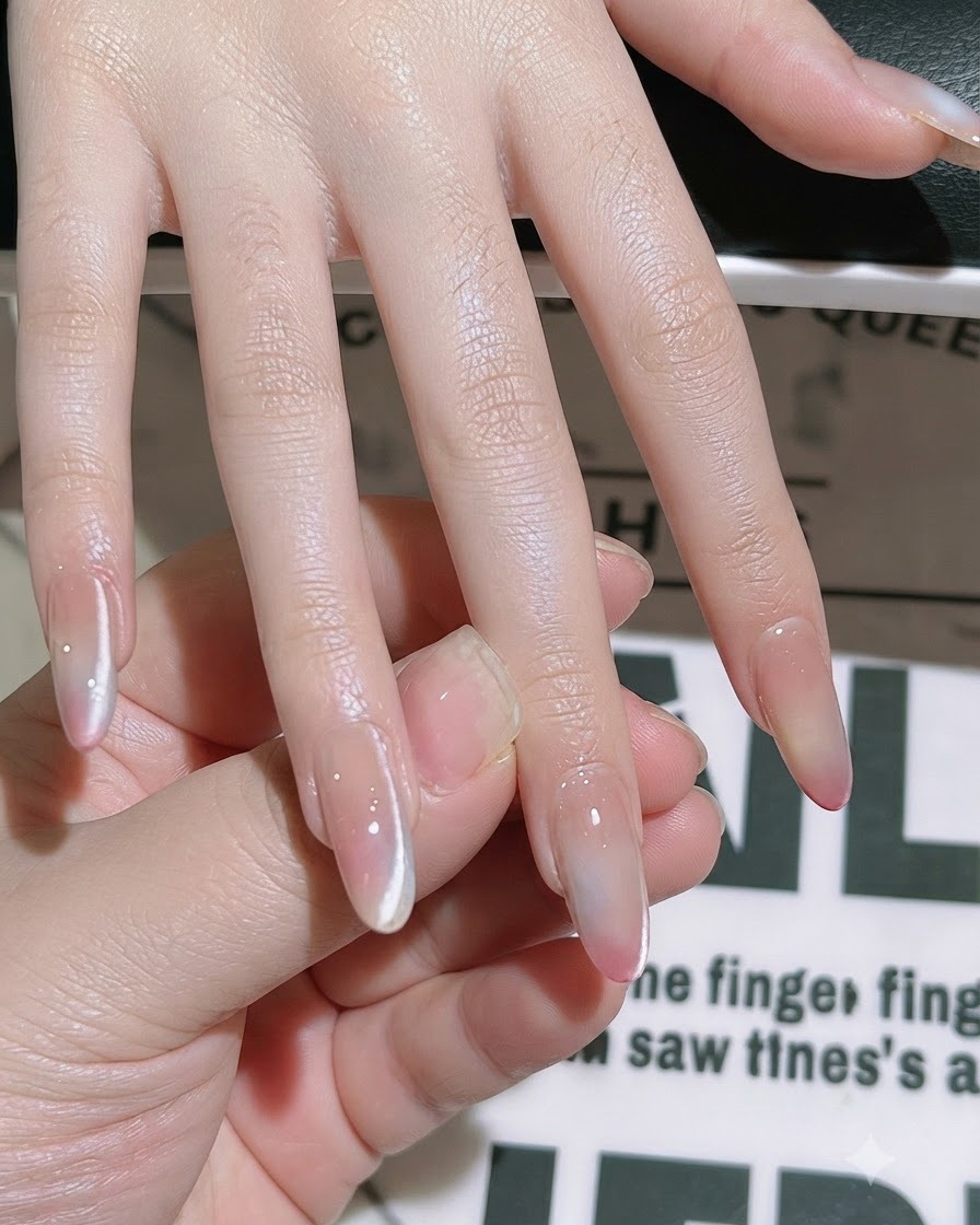 Ein Pinsel glättet und versiegelt den Top Coat über der gesamten Nagelplatte.