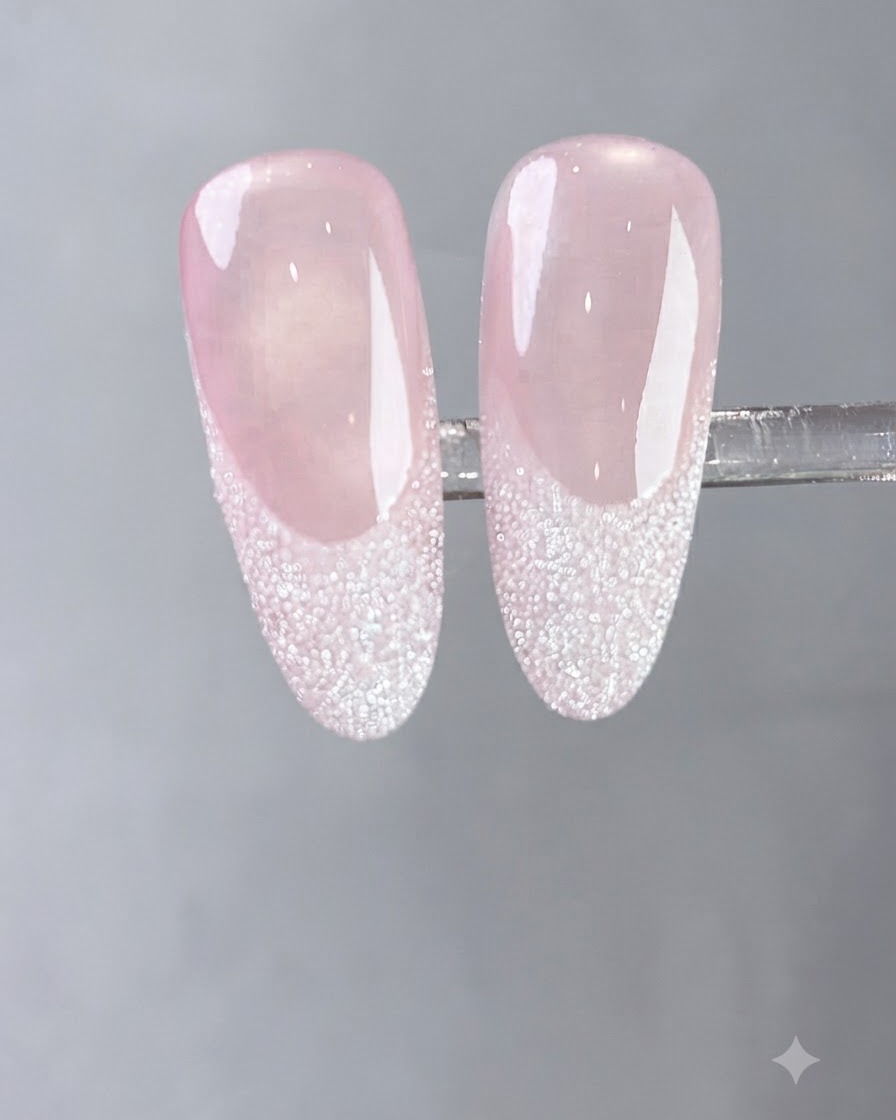 Ein Pinsel trägt eine Schicht fließenden milchweißes Gels auf einen natürlichen Fingernagel auf.