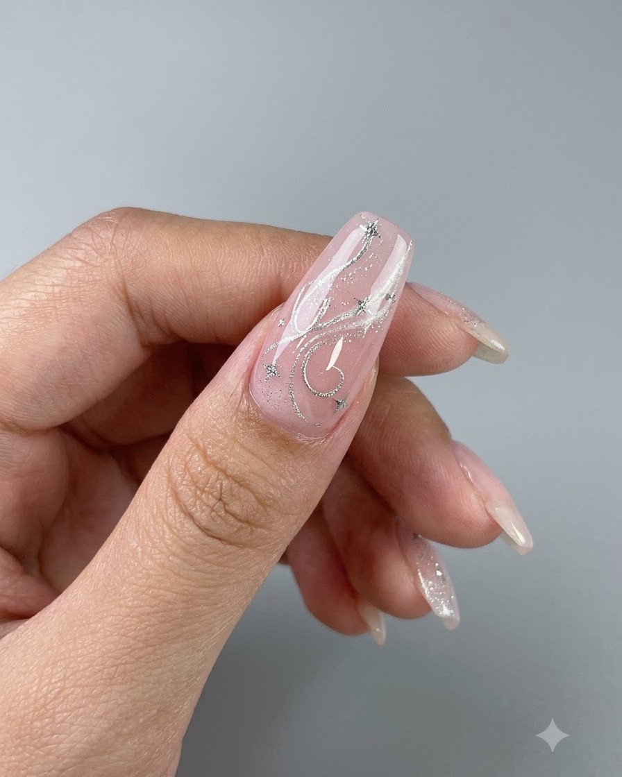 Ein fertiggestellter Cat-Eye-Gelnagel zeigt einen hellen, konzentrierten zentralen Glaseffekt mit Stern-Nail-Art-Akzenten.
