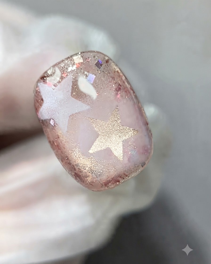 Eine Schicht klares Builder-Gel wird aufgetragen, um die texturierte Glitteroberfläche auszugleichen.