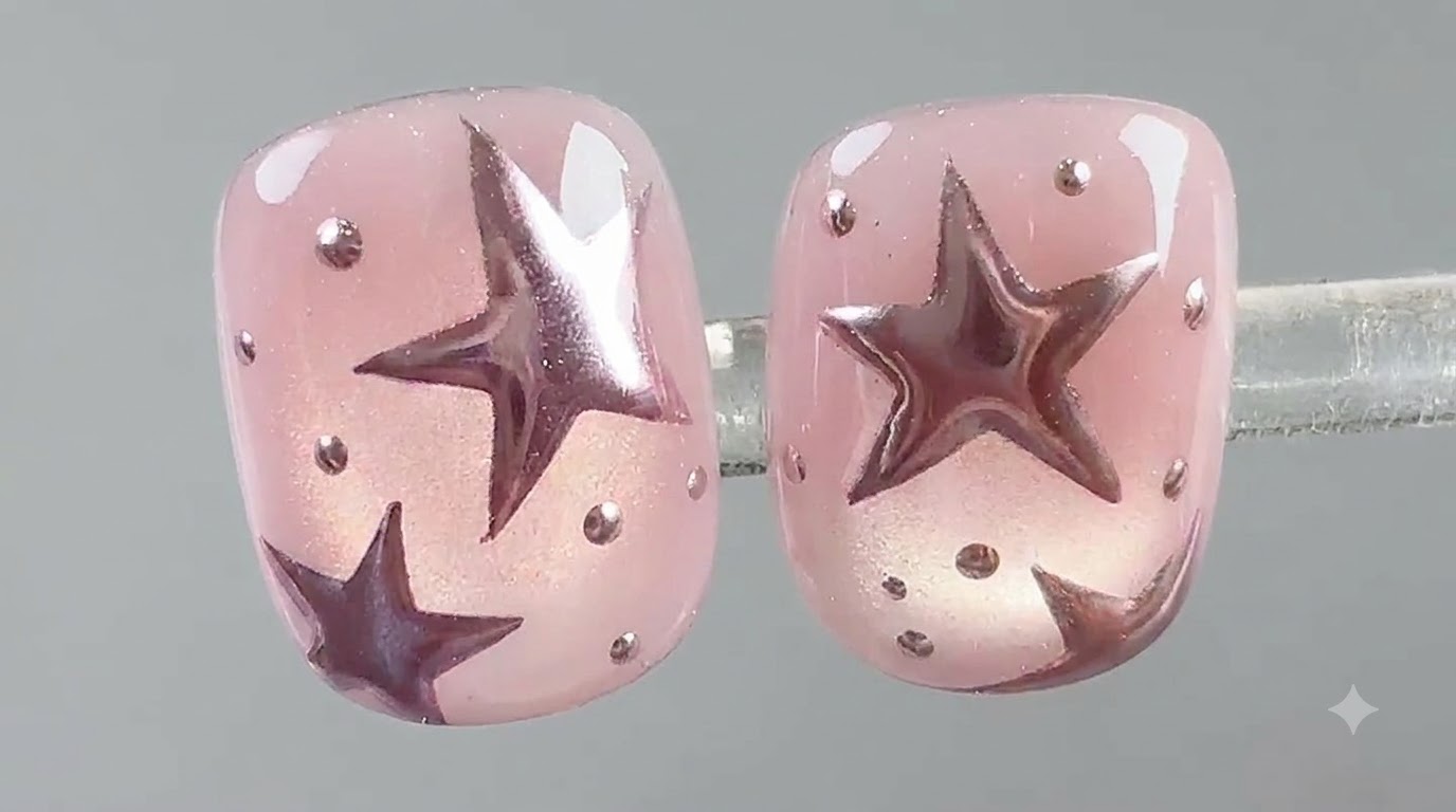 Glänzende milchig-rosa quadratische Nägel, verziert mit 3D-puffigen metallisch-chromrosa Sternen und zarten silbernen Punktedetails unter weicher Studiobeleuchtung.