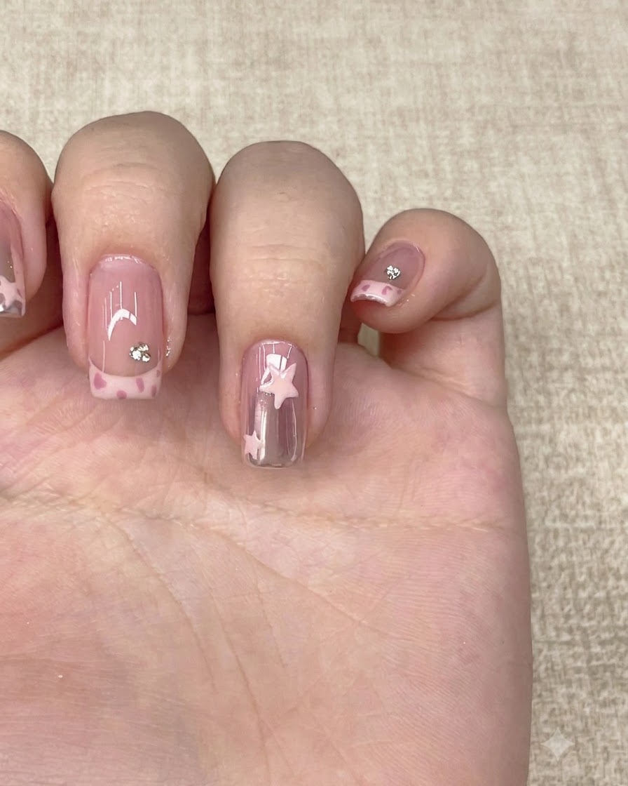 Ein Pinsel mit klarem Topcoat versiegelt eine fertige, manikürte Hand mit Nail Art.