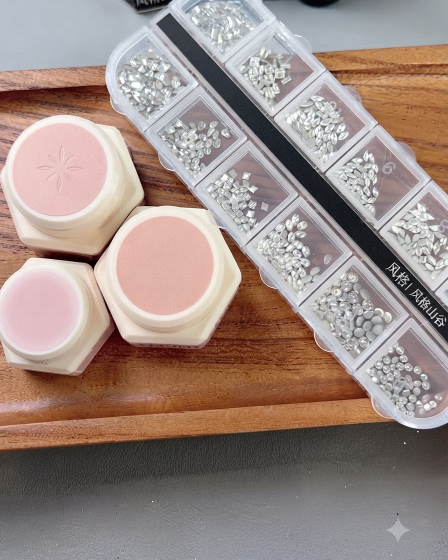 Ein Nagelpinsel trägt eine sanfte Nude-Pink-Gelbasis auf eine vorbereitete Nagelplatte auf.
