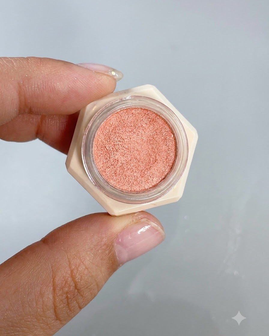 Ein kleiner Anwendungspinsel tupft Farbgel auf die Mitte eines Nagels, um einen Blush-Verlauf zu bilden.