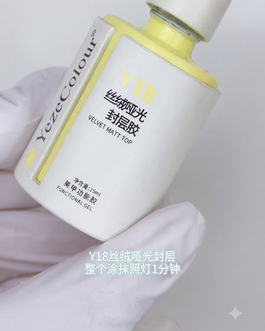 Eine Flasche Y18 Samtmatten Überzug in einer be handschuhten Hand mit sichtbaren koreanischen Textetiketten.