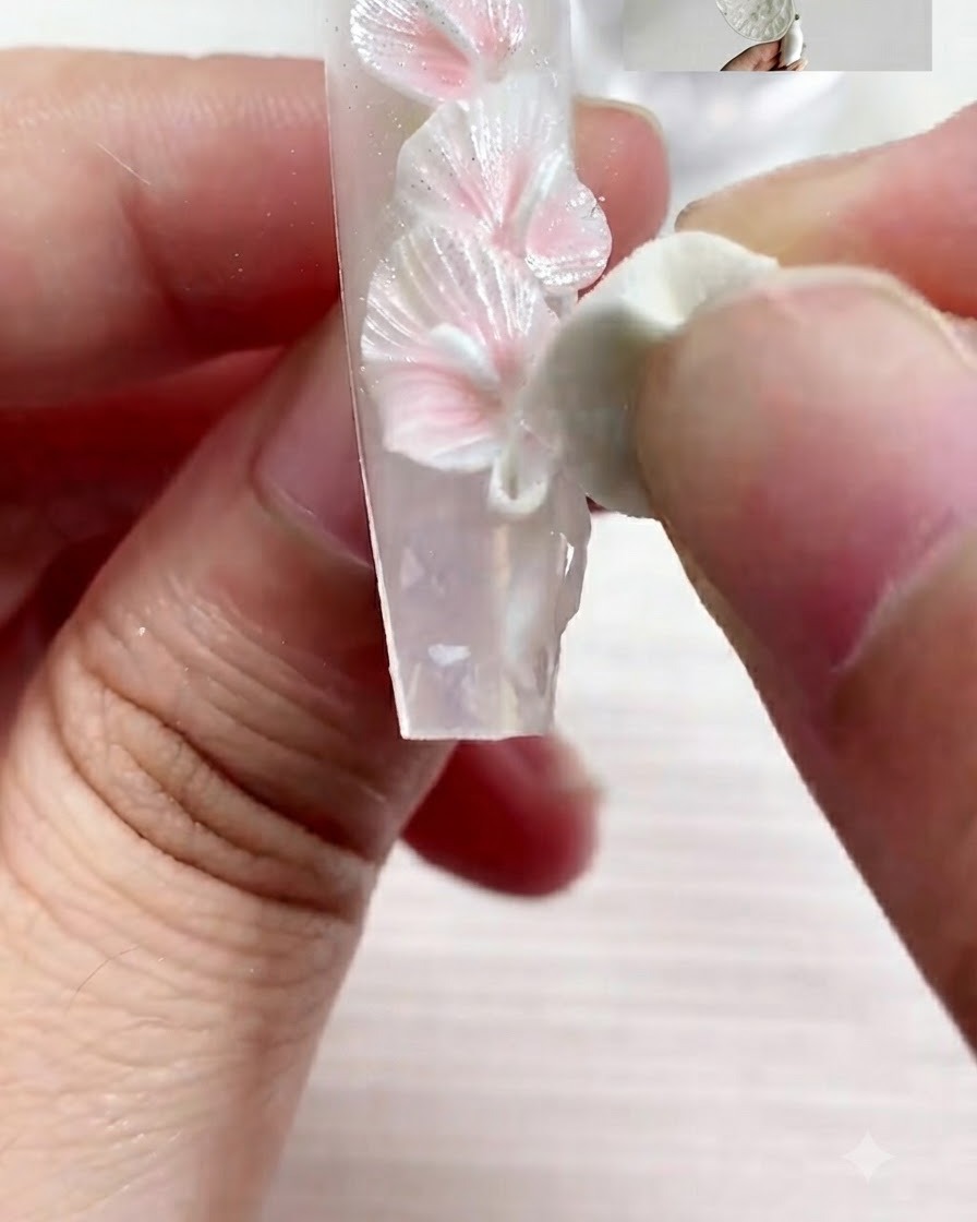 Ein feiner Pinsel trägt detaillierte Akzente mit S01 Gel auf den verzierten Nagel auf.