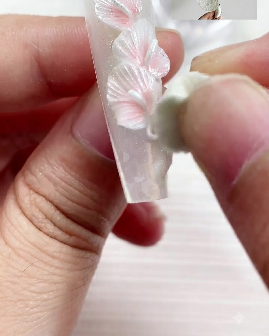 Ein Modellierwerkzeug drückt und formt ein Stück Gel in ein abgeflachtes Calla-Lilien-Blütenblatt.