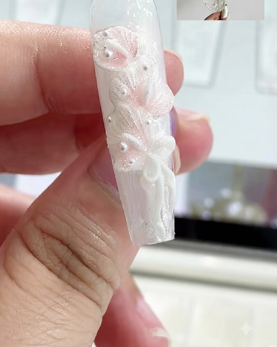 Eine Nahaufnahme von Sculpting Gel, das zu einem dünnen Streifen gerollt und auf einem Fingernagel flachgedrückt wurde.