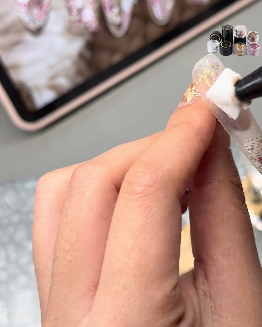 Ein Schwamm oder Applikator tupft Nude-Base-Gel auf die Nageloberfläche.