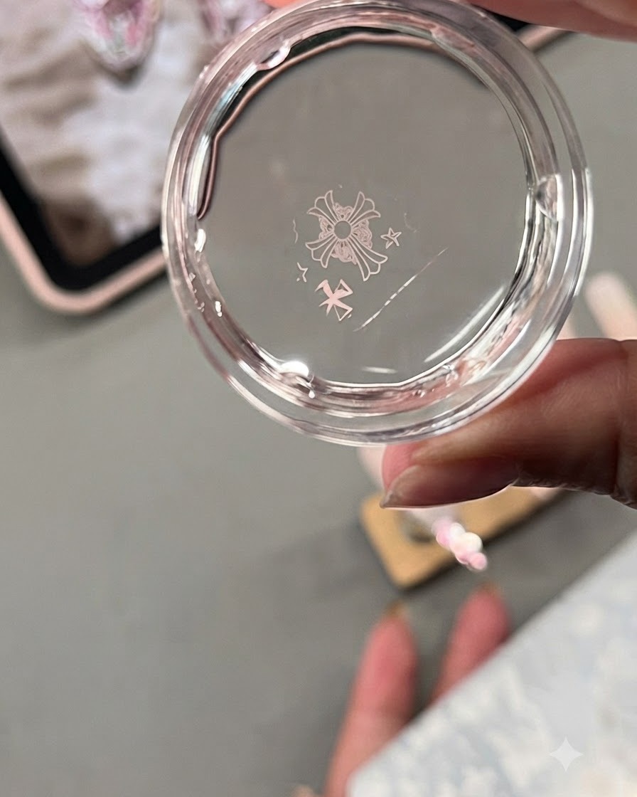 Ein klarer Jelly-Stamper-Kopf zeigt ein übertragenes Metallplatten-Design mit Chrome-Hearts-Stilen wie Kreuzen und Sternen.