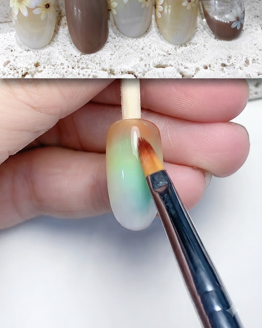 Ein Pinsel trägt Blooming-Flüssigkeit oder -Gel über die Nageloberfläche auf.