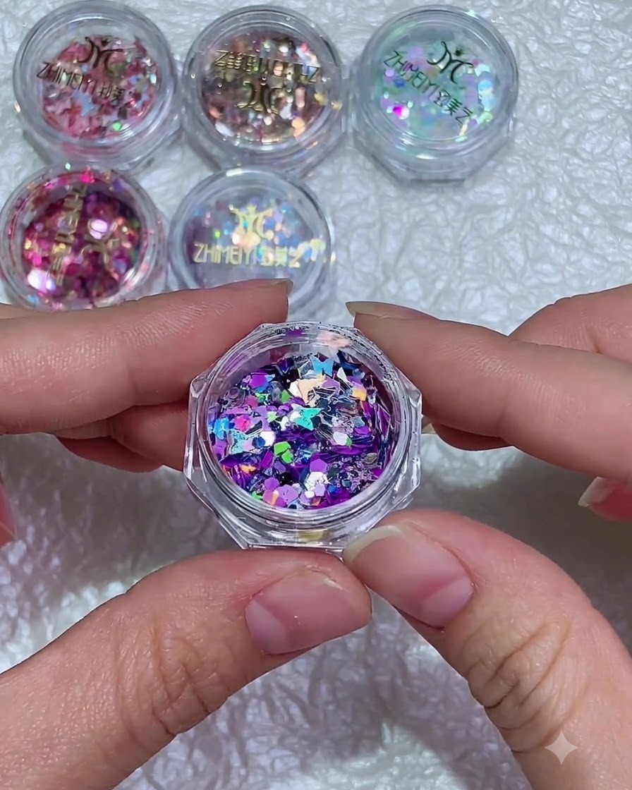 Eine Nahaufnahme eines Nagelpinsels, der eine klare Schicht Aufbaugel auf einen Naturnagel aufträgt.