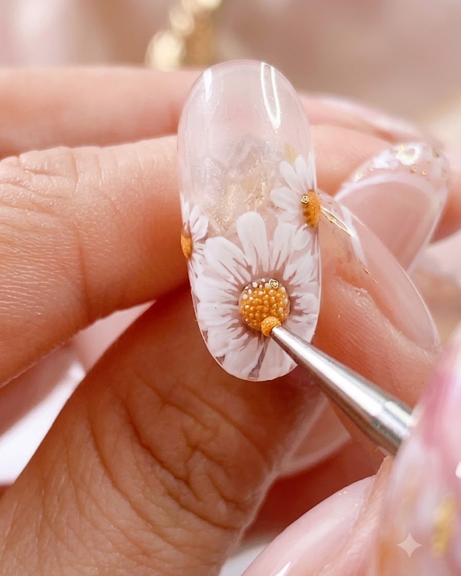 Ein Detailpinsel arbeitet an einem ausgehärteten Nagel mit einem Gänseblümchen mit komplizierten gepunkteten Akzenten.