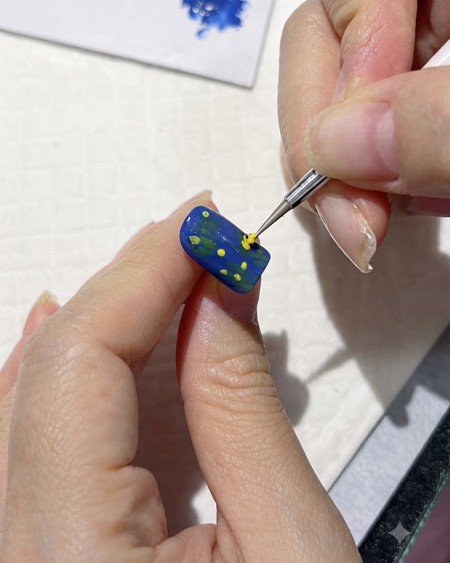 Ein feiner Pinsel, der lose gelbe Blütenblattformen um die Mittelpunkte auf einem blauen Nagel malt.