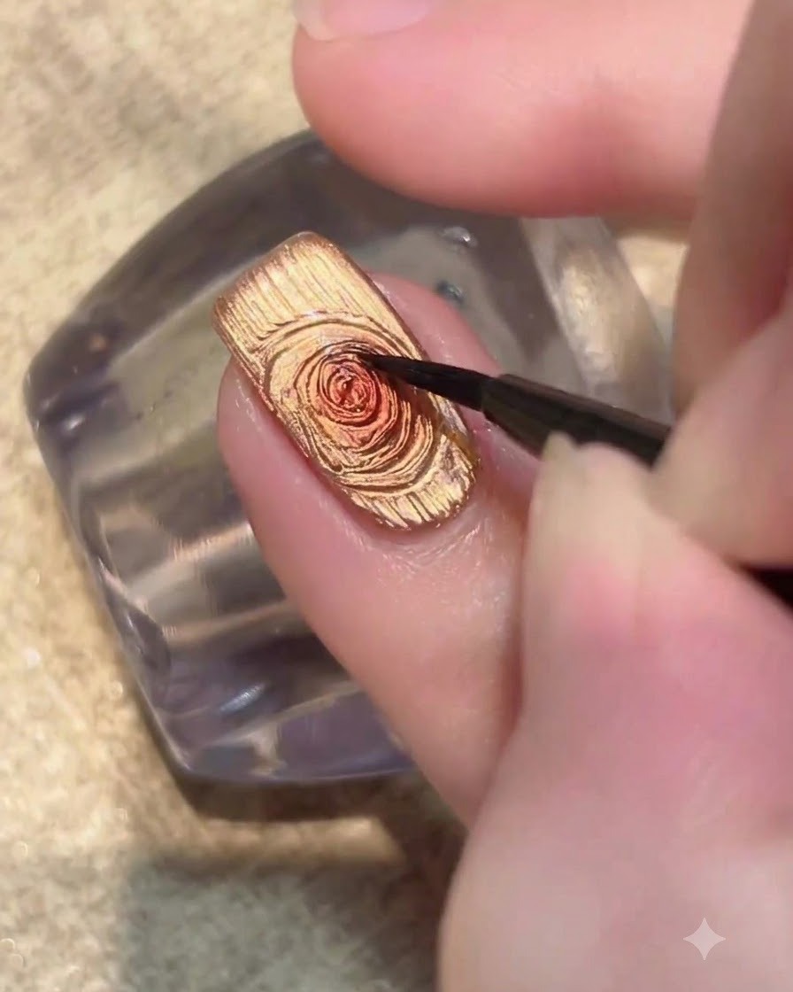 Ein Nagel unter einer UV-LED-Lampe beleuchtet, die die goldene Cat-Eye-Gel-Polierschicht aushärtet.