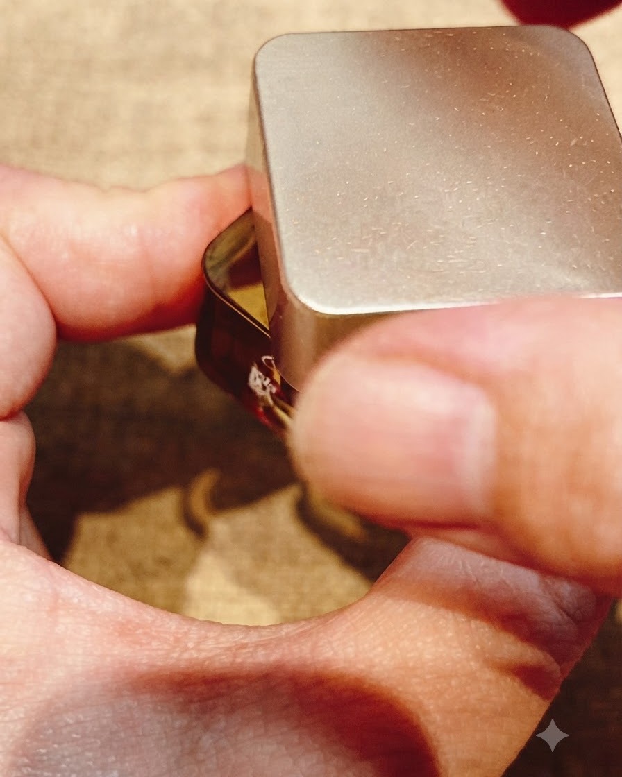 Ein kleiner sauberer Pinsel wischt überschüssiges Gel von der freien Kante eines Fingernagels ab.