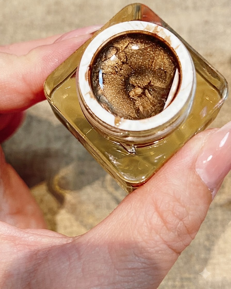 Ein Werkzeug platziert einen kleinen funkelnden Strassstein neben einer fertig gemalten Rose auf einem Nagel.