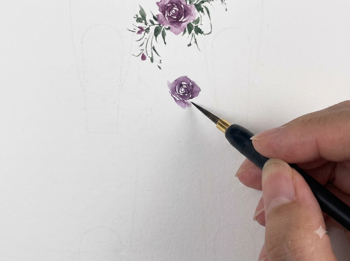 Ein feiner Aquarellpinsel, beladen mit blassem Lavendelpigment, bereit über einer Palette.