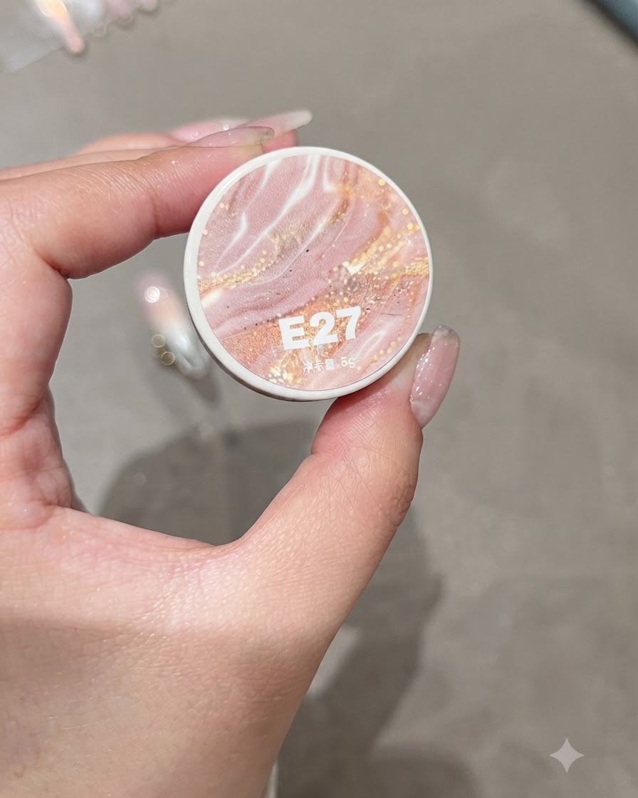 Ein in der Hand gehaltenes Glas Qijimiaomiao Gel E27.