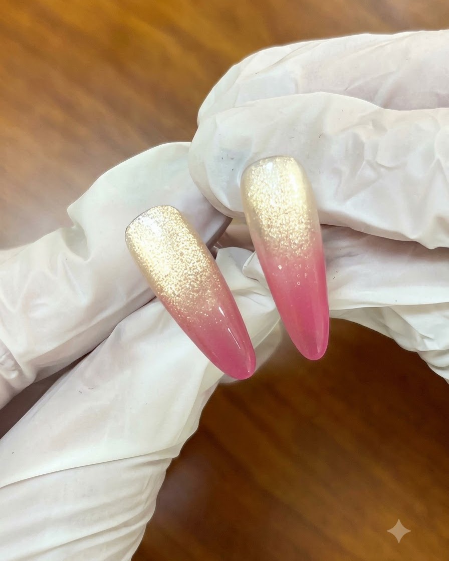 Ein kleiner Magnet gleitet an der linken Seite eines gelbeschichteten Nagels entlang, um den Cat-Eye-Glitzer zu verfeinern.