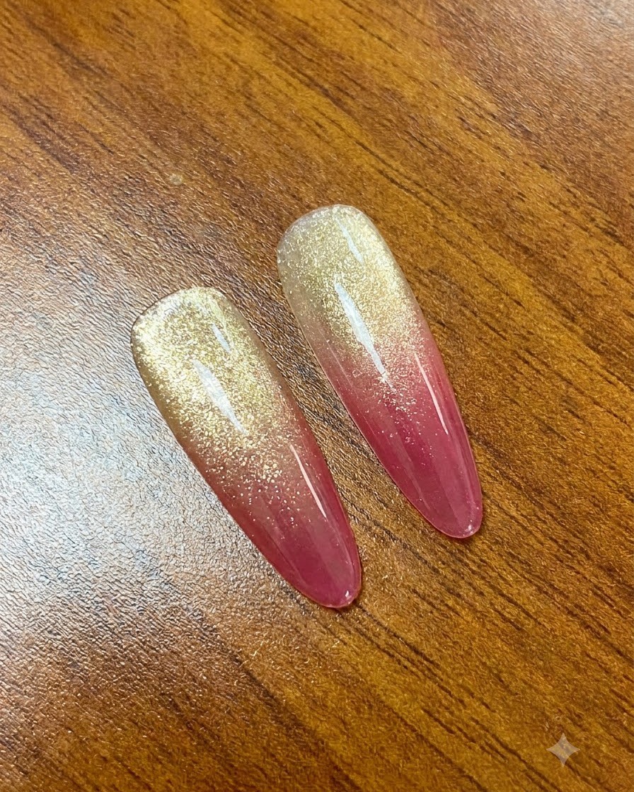 Ein Magnet wird von der Spitze zur Nagelbasis gezogen, um den Shimmereffekt anzupassen.