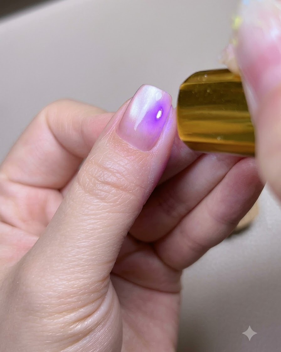 Ein Daumennagel wird unter einer tragbaren Gold-UV-LED-Aushärtungslampe platziert.