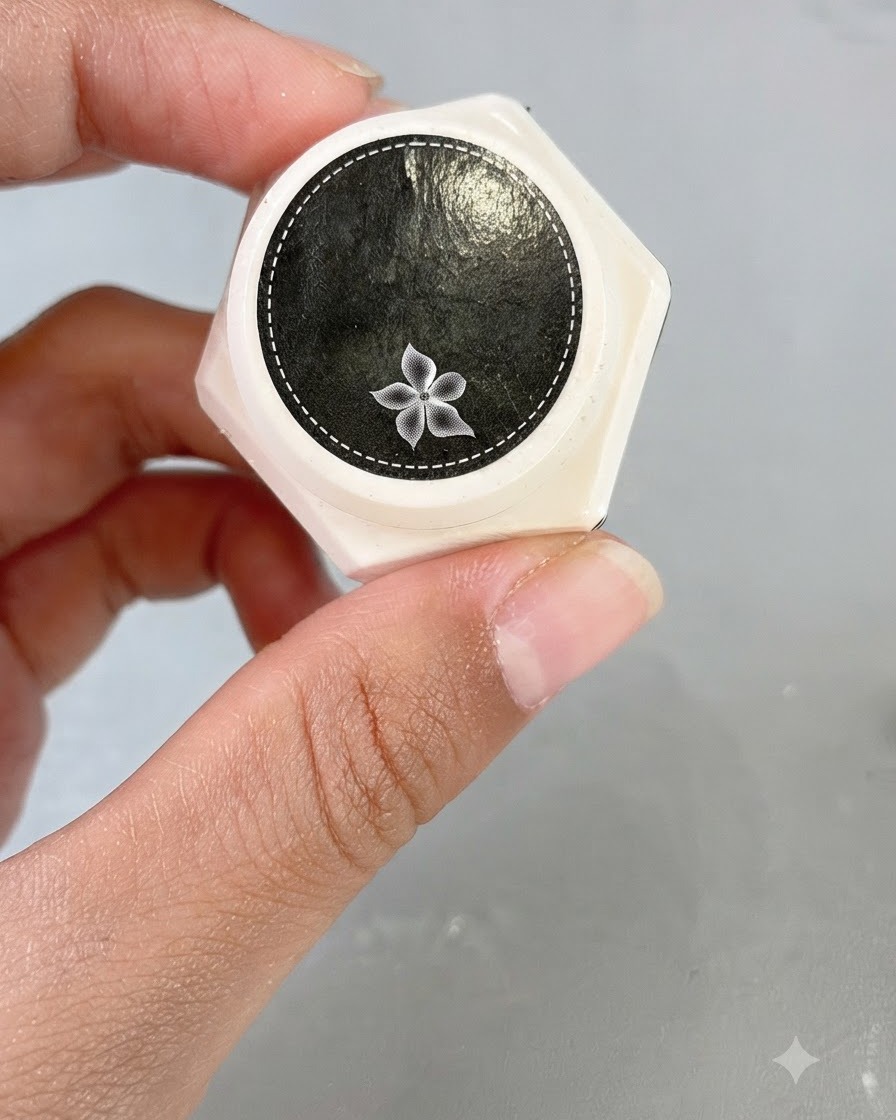 Ein Glas transparentes Carving-Gel mit einem dekorativen Blumensymbol auf dem Deckel.