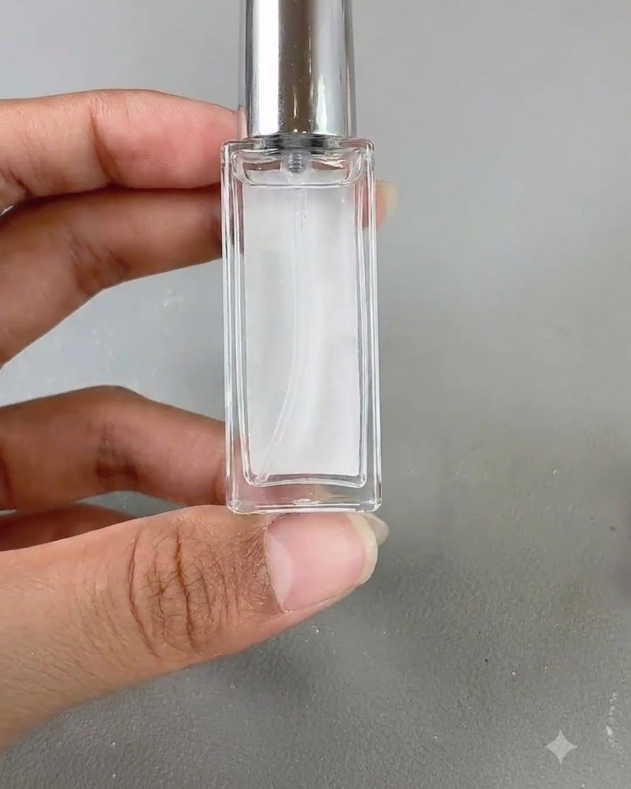 Eine kleine Glasflasche Blooming Liquid, gehalten vor einem neutralen Hintergrund.