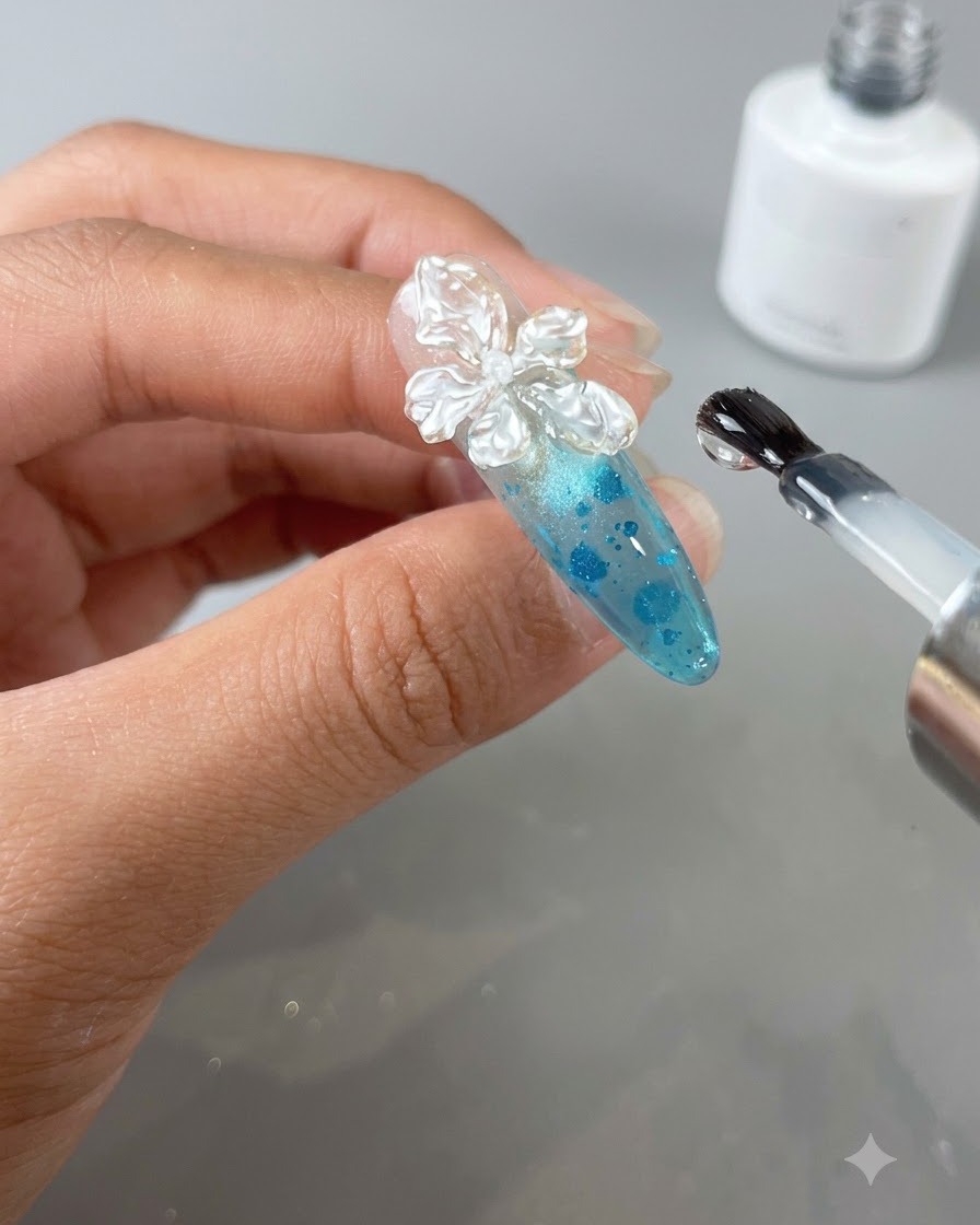 Eine Nahaufnahme eines dekorierten Nagels, der in einer UV-/LED-Nagellampe ausgehärtet wird.