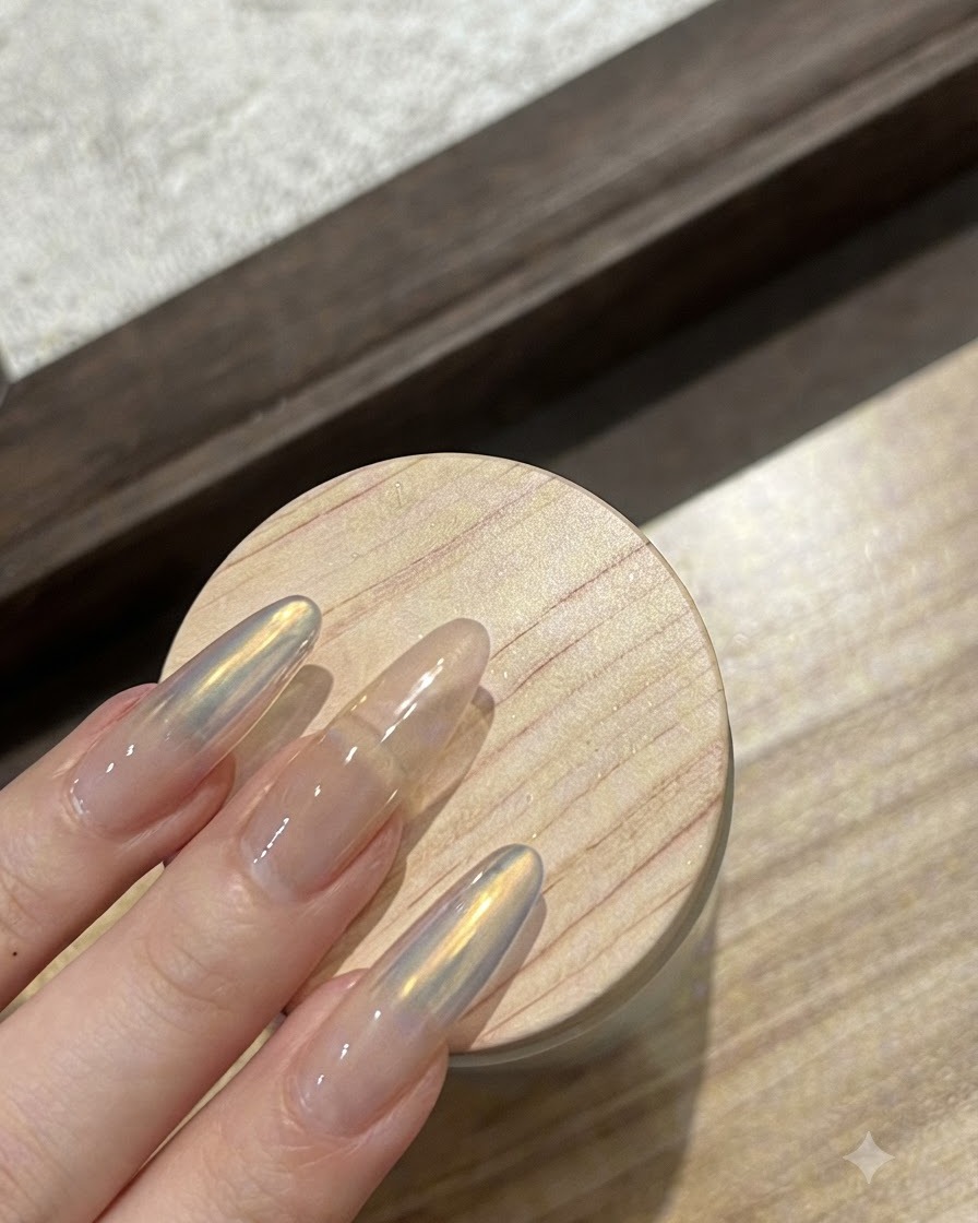 Ein klares Verstärkungsgel wird über den mit Aurora-Puder versehenen Nagel pinselt.