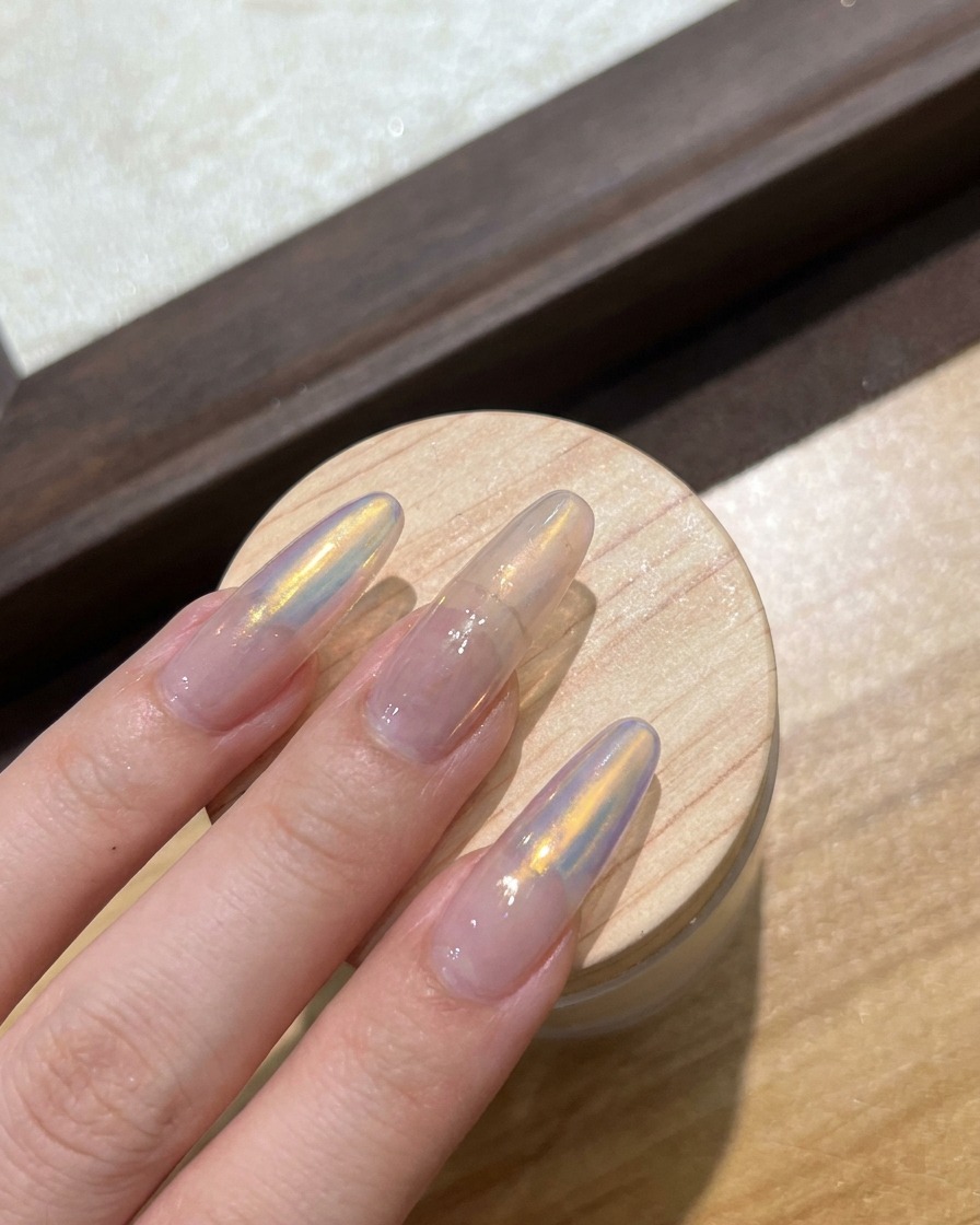 Finger sind unter einer Aushärtungslampe positioniert, um die Verstärkungsgelschicht festzulegen.