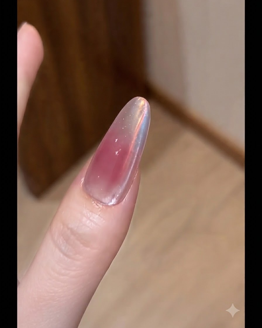 Ein Pinsel trägt eine dünne Schicht Nude-Farbgel auf eine verlängerte Nagelverlängerung auf.
