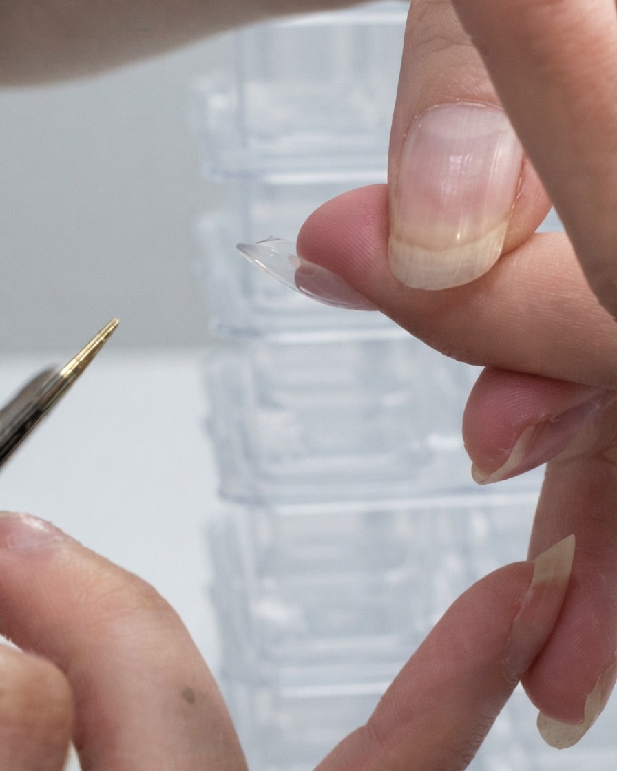 Ein Finger wird kurz umgedreht, um das Aufbaugel zu nivellieren und eine natürliche Apex-Struktur zu erzeugen.