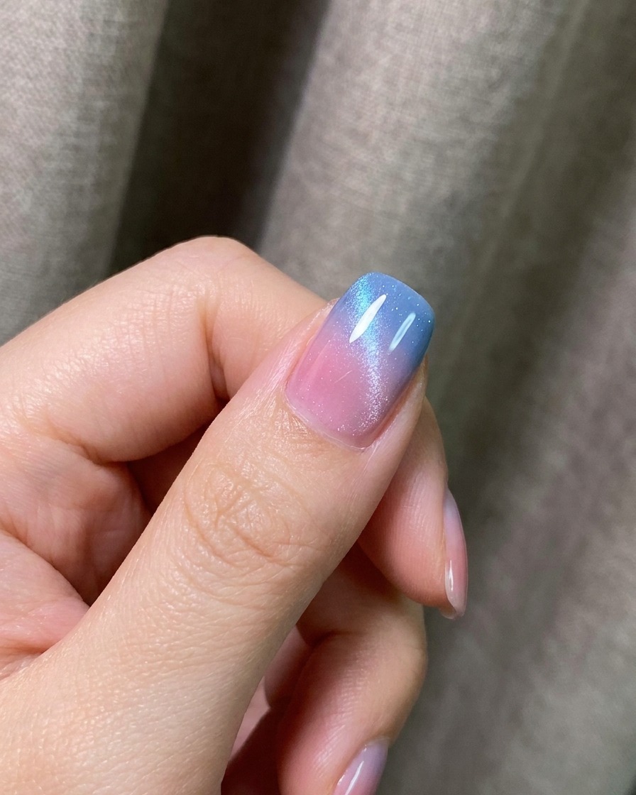 Eine Nagelspitze härtet nach dem Auftragen des matten Überzugs unter einer UV/LED-Lampe aus.