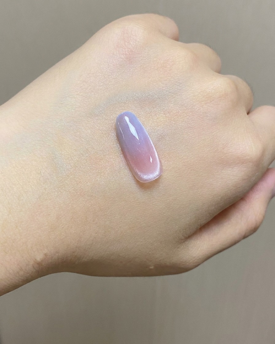 Ein Schwamm trägt blaues Stamping-Gel auf den oberen Teil einer Farbverlaufs-Nagelspitze auf.