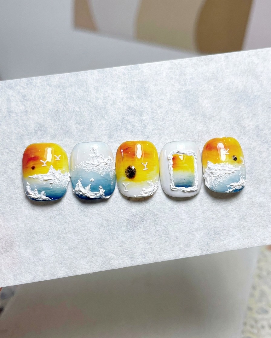 Eine Nahaufnahme des Auftragens einer zweiten Schicht milchig-weißes Gel-Polish zur Erzeugung eines undurchsichtigen Hintergrunds.