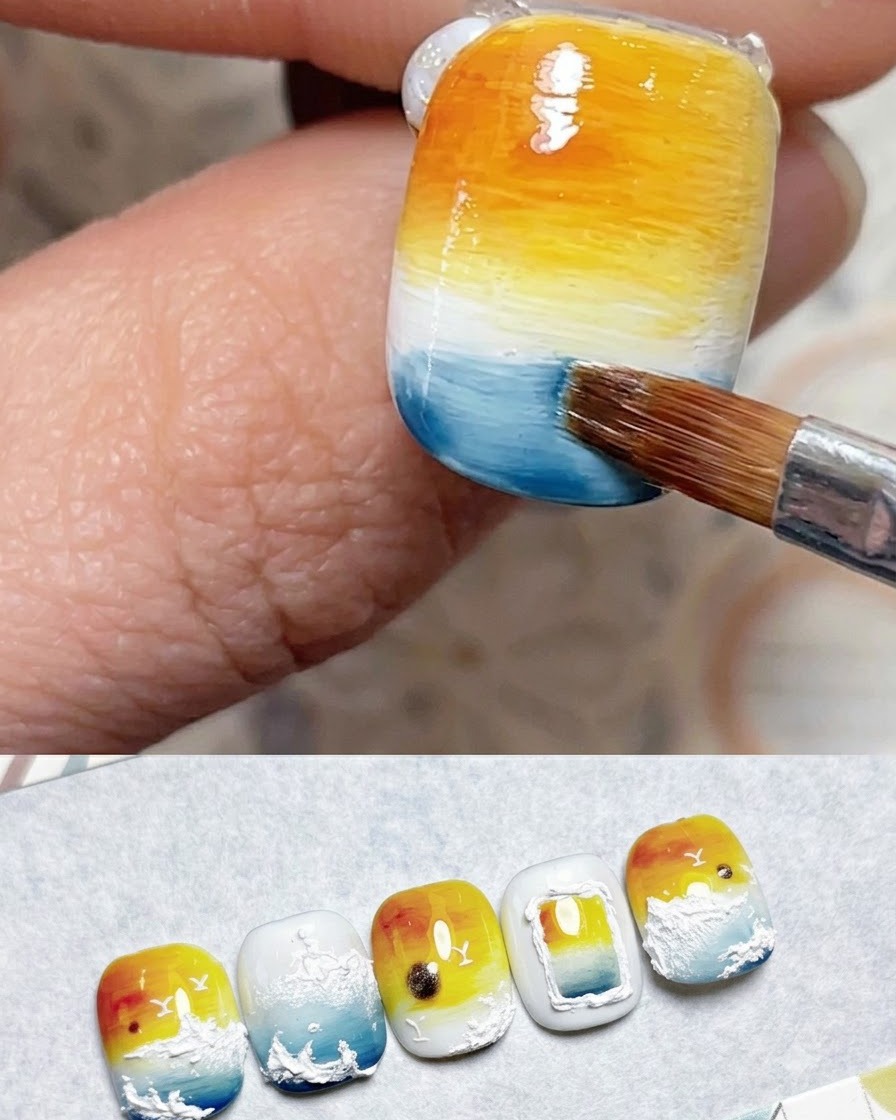 Ein Pinsel trägt dunkles blaues Gel entlang der Unterkante des Nagels auf.