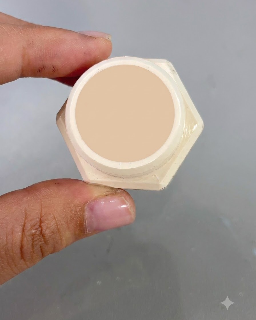 Ein geöffnetes Glas mit fließendem hellem Goldgel Nr. 2 wird in Nahaufnahme vor einem Nageluntergrund gezeigt.