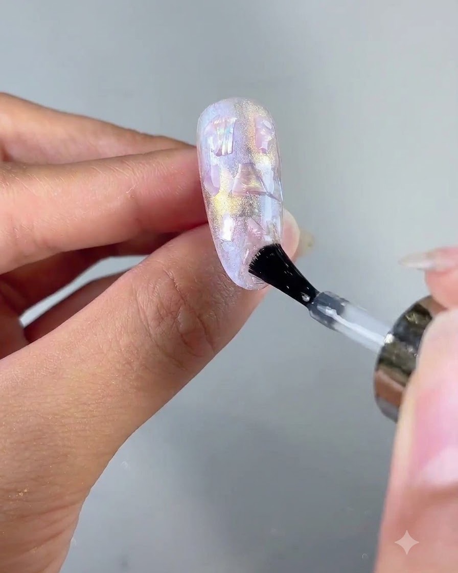 Nageloberfläche wird unter einer UV- oder LED-Nagelhärtungslampe ausgehärtet.
