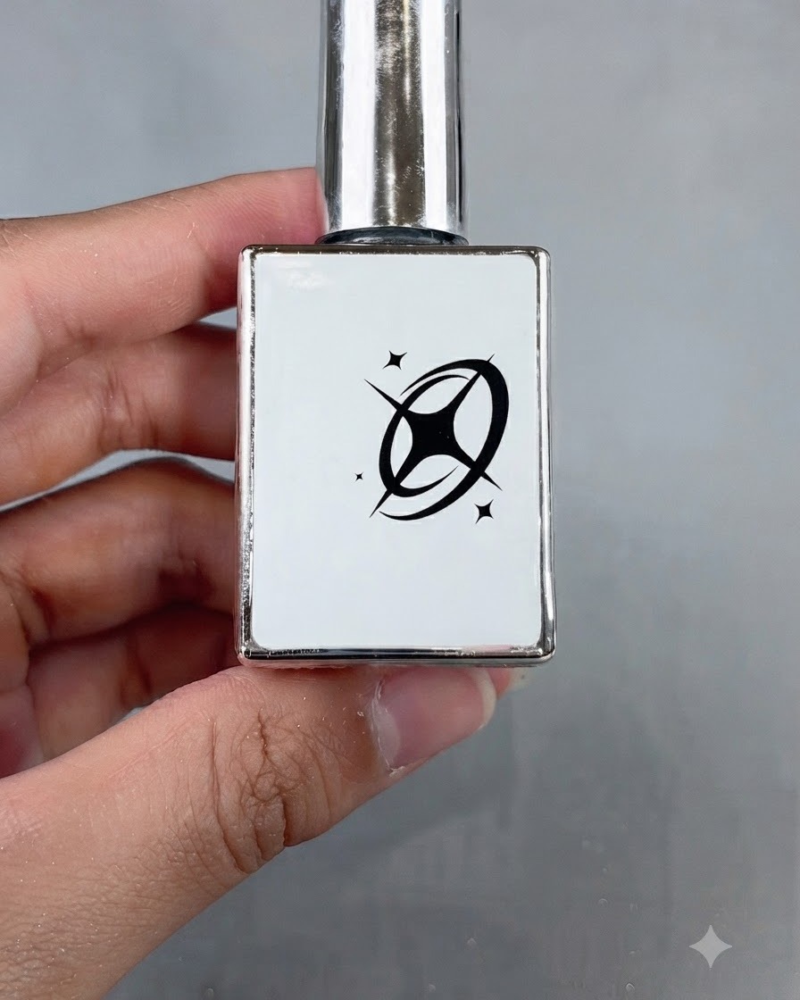 Eine Flasche milchweißes Self-Leveling Gel wird in der Hand gehalten, bereit für das Auftragen.