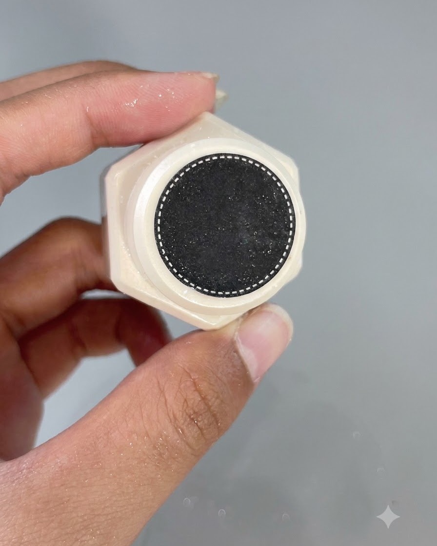 Die untere Kappe einer Gel-Polish-Flasche zeigt ein detailliertes strukturiertes Muster.