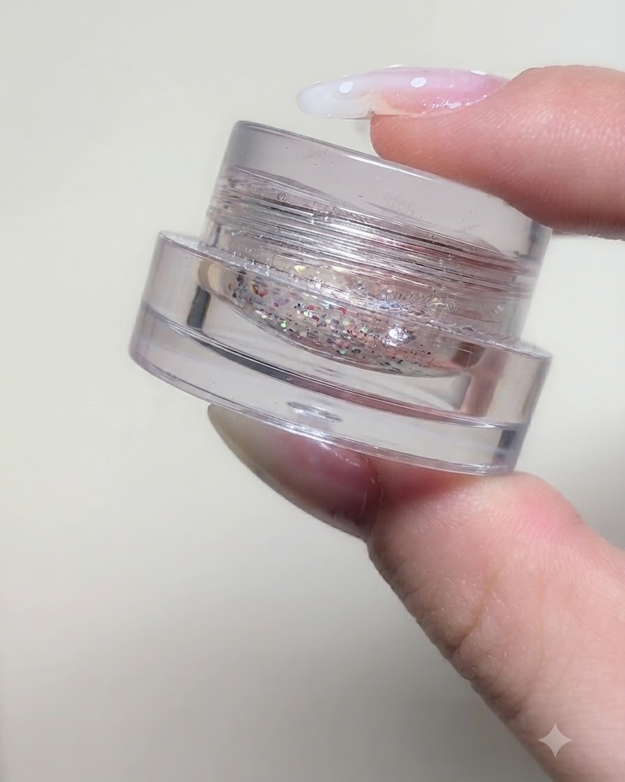 Ein kleines Glas mit irisierenden Sternen-Glitter-Pailletten und feinen Partikeln aus der Fairy-Tale-Serie.