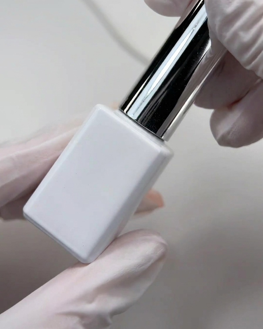 Ein feiner Liner-Pinsel zeichnet gelbe Flammenlinien auf eine matte Farbverlaufs-Nageloberfläche.