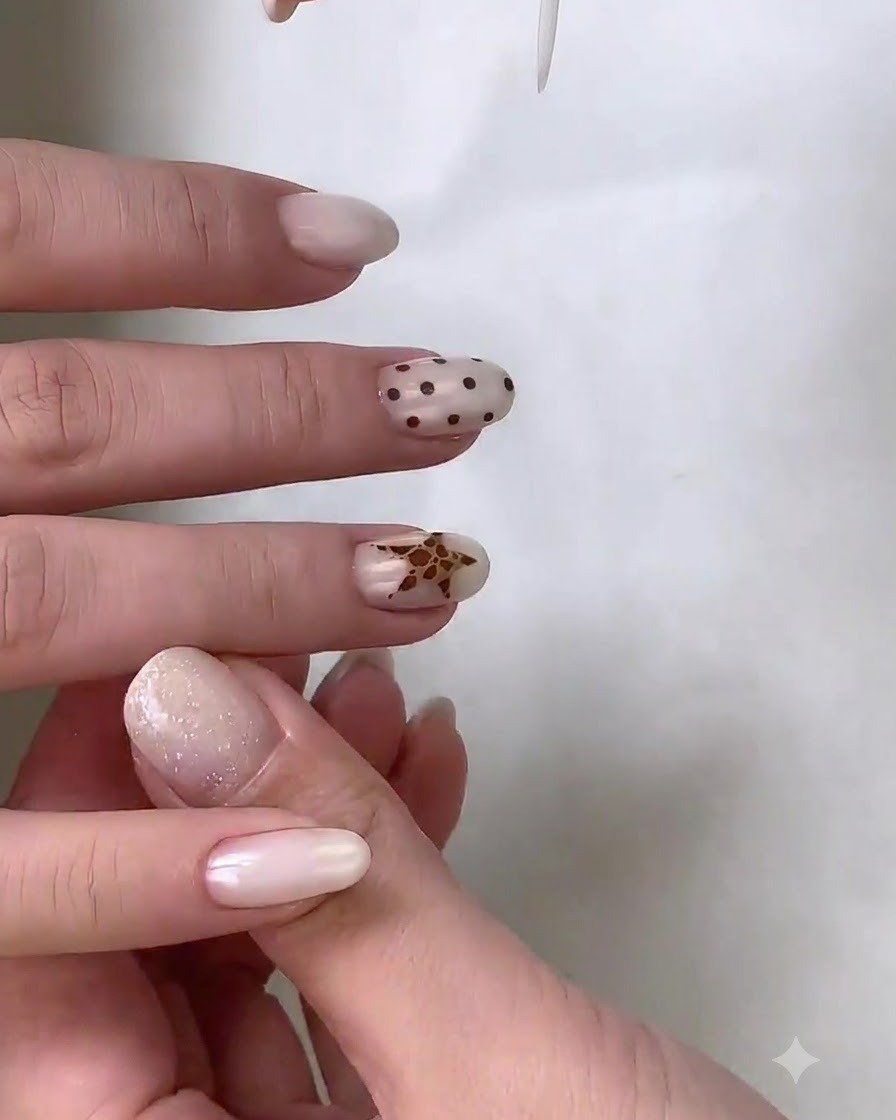 Ein feiner Liner-Pinsel fügt komplizierte Leopardenprint-Details in ein sternförmiges Nagelkunst-Design ein.