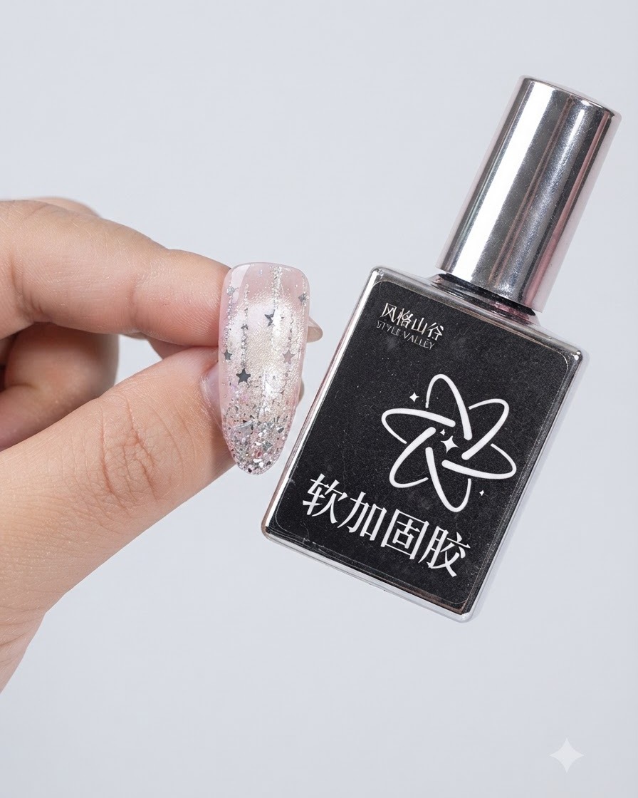 Ein Fläschchen Style Valley Soft Reinforcing Gel neben einem dekorierten Nagel.